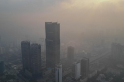 Sương tan, nắng lên nhưng ô nhiễm không khí Hà Nội chưa hạ nhiệt