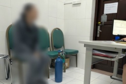 Bác sĩ bất ngờ khi nữ sinh mang bình khí cười đi khám tâm thần