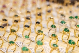 Giá vàng hôm nay 12/1: Tiếp tục giữ vững mức 4.500 USD/ounce