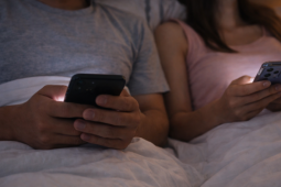 Lướt điện thoại trước ngủ bào mòn tình dục vợ chồng