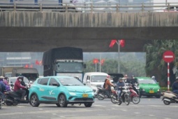 Năm 2026, mua ô tô phải nộp các khoản phí nào?