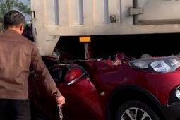 Giải cứu ba người mắc kẹt trong ôtô bẹp dúm