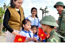 Hoàn thành "Chiến dịch Quang Trung": Bộ đội rời vùng lũ, nghĩa tình còn ở lại