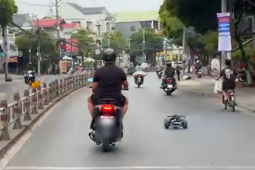 Người đàn ông vừa lái xe máy, vừa điều khiển xe mô hình “đại náo” đường phố Đồng Nai