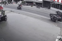 Người đi xe máy lộn nhào vào thùng xe tải sau cú tông tốc độ cao