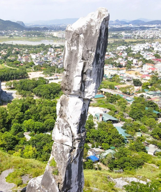 Điểm nứt vỡ gần đỉnh chóp Hòn Vọng Phu (trước) và sau khi được xử lý gia cố