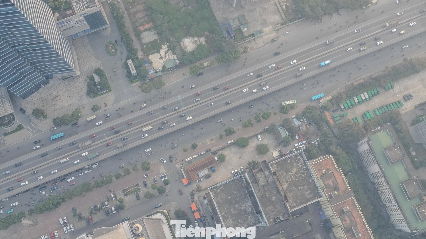 Bên cạnh đó, mật độ giao thông lớn, hoạt động xây dựng kéo dài cùng nguồn phát thải từ sản xuất công nghiệp tiếp tục gây áp lực lên chất lượng không khí đô thị.