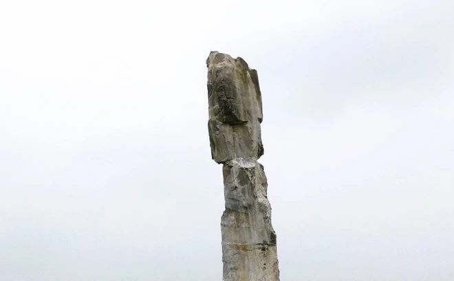 Điểm nứt vỡ gần đỉnh chóp Hòn Vọng Phu (trước) và sau khi được xử lý gia cố