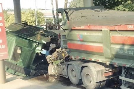 Xe đầu kéo lao vào trạm thu phí ở Lạng Sơn
