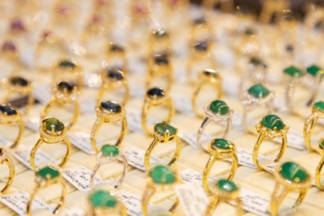 Giá vàng hôm nay 12/1: Tiếp tục giữ vững mức 4.500 USD/ounce