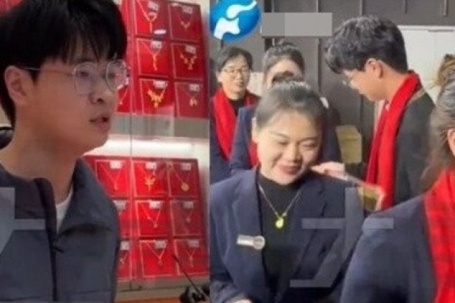 Chủ tiệm 21 tuổi phát vàng, thưởng cả tỷ đồng tiền mặt cho nhân viên