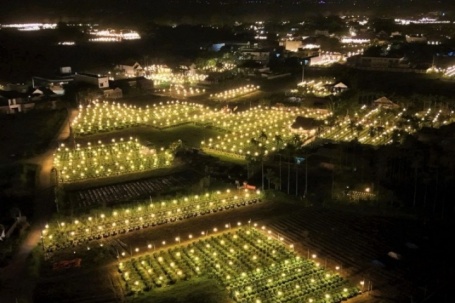 Thủ phủ hoa cúc miền Trung chong đèn xuyên đêm, 'đánh thức' hoa nở kịp Tết