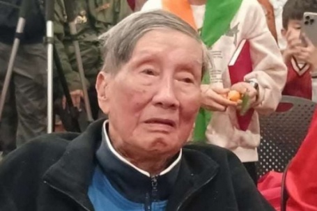 Nhạc sĩ Phạm Tuyên bật khóc trong sinh nhật tuổi 96