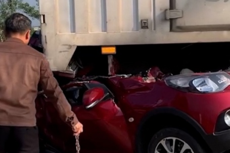 Giải cứu ba người mắc kẹt trong ôtô bẹp dúm