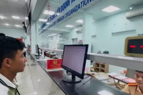 TP.HCM giảm lệ phí biển số ô tô từ 20 triệu xuống 14 triệu đồng