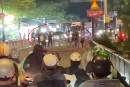 Hai nhóm rượt đuổi, ẩu đả gây náo loạn đường phố TP.HCM