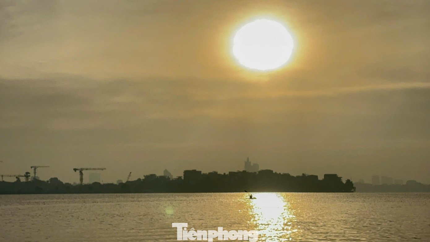 Dù sương mù bao phủ mặt hồ, tại khu vực Hồ Tây, nhiều tay chèo vẫn duy trì hoạt động luyện tập.