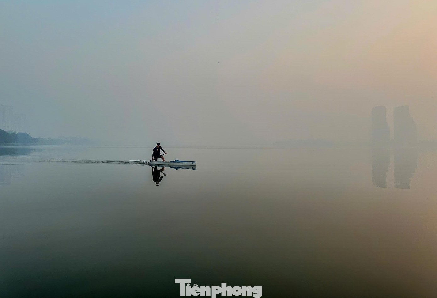 Dù sương mù bao phủ mặt hồ, tại khu vực Hồ Tây, nhiều tay chèo vẫn duy trì hoạt động luyện tập.