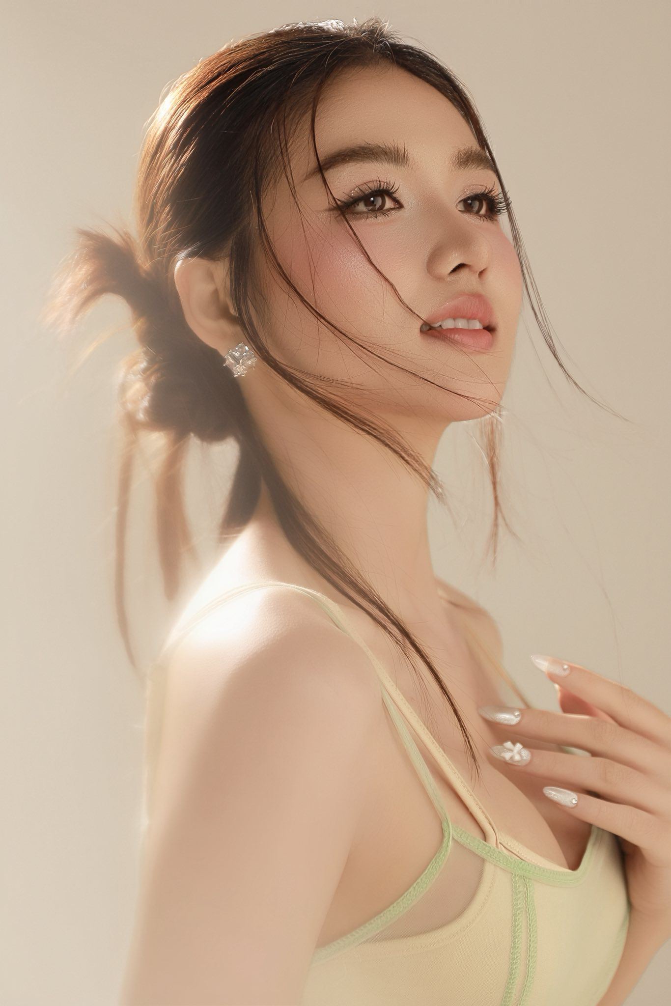 Ngoài hoạt động nghệ thuật, Thu Ngân đề cao giá trị gia đình, dù thường xuyên học tập và làm việc xa nhà. Cô tham gia các hoạt động cộng đồng, cho rằng thiện nguyện không chỉ dừng lại ở hỗ trợ vật chất mà còn là sự sẻ chia và kết nối con người.