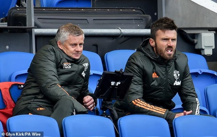 Ole Gunnar Solskjaer và Michael Carrick là hai ứng viên hàng đầu