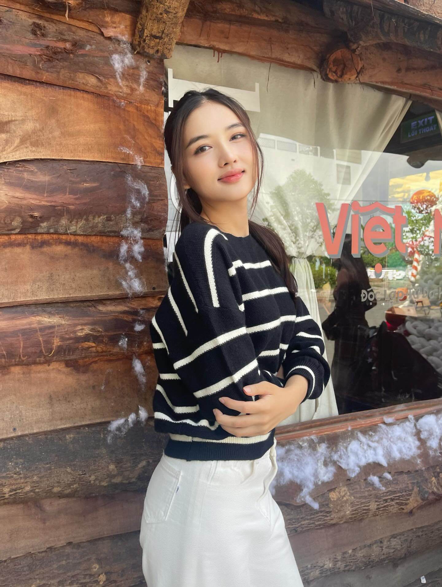 Trong đời sống thường ngày, người đẹp yêu thích ca hát, nhảy múa để giải tỏa năng lượng và nuôi dưỡng cảm hứng sáng tạo. Khi bước ra đấu trường sắc đẹp quốc tế, cô kỳ vọng thể hiện hình ảnh người phụ nữ Việt Nam hiện đại - tự tin, nhân ái và cầu tiến.