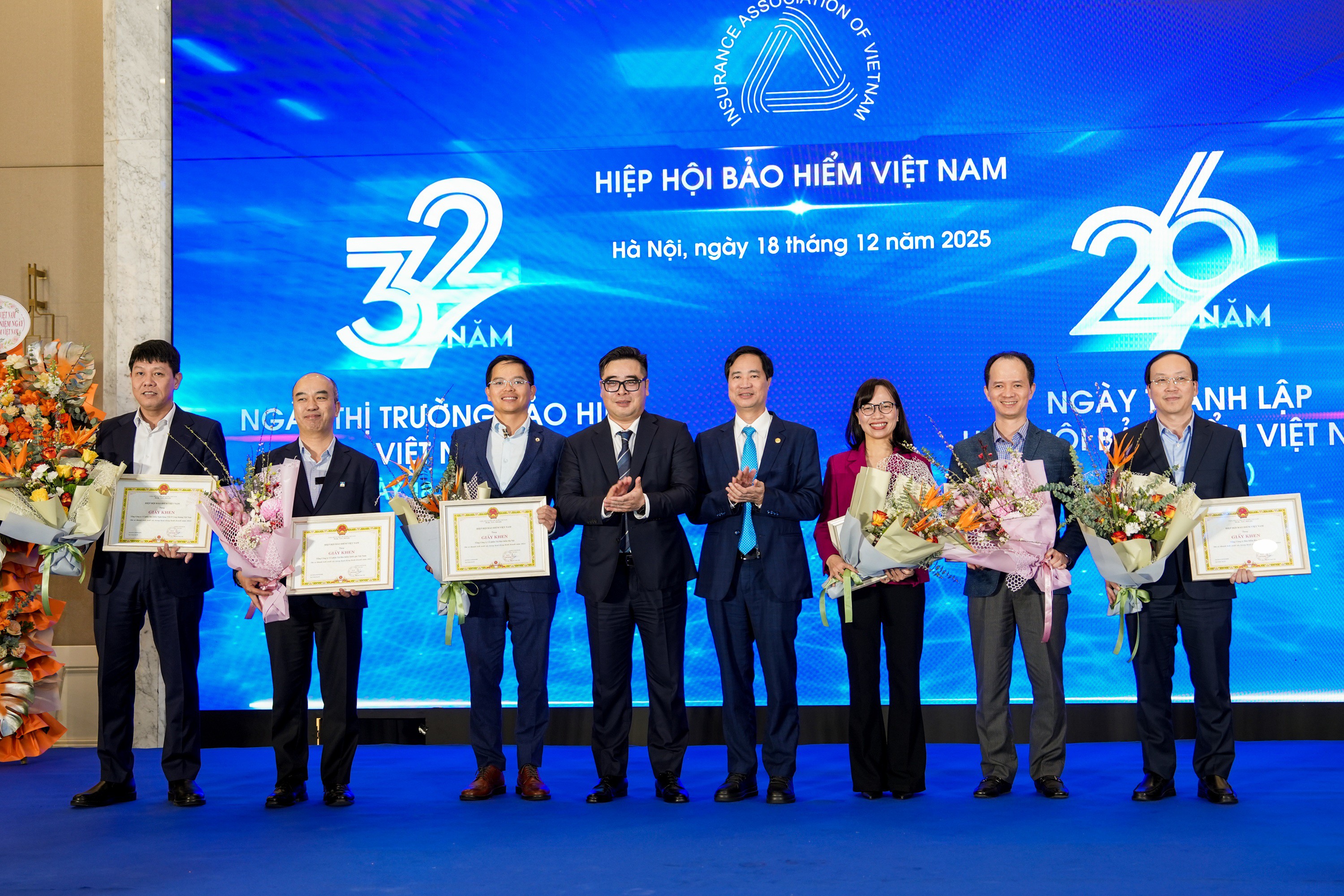 Đại diện VBI (ngoài cùng bên trái) nhận bằng khen “Tập thể có thành tích xuất sắc trong hoạt động kinh doanh năm 2024” của Hiệp hội bảo hiểm Việt Nam