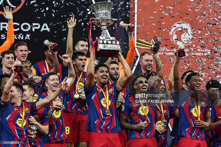 Barca nâng cao danh hiệu tại Saudi Arabia