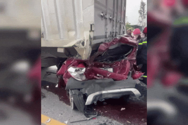 Clip: Hiện trường xe con bẹp dúm sau tai nạn liên hoàn ở Hà Tĩnh