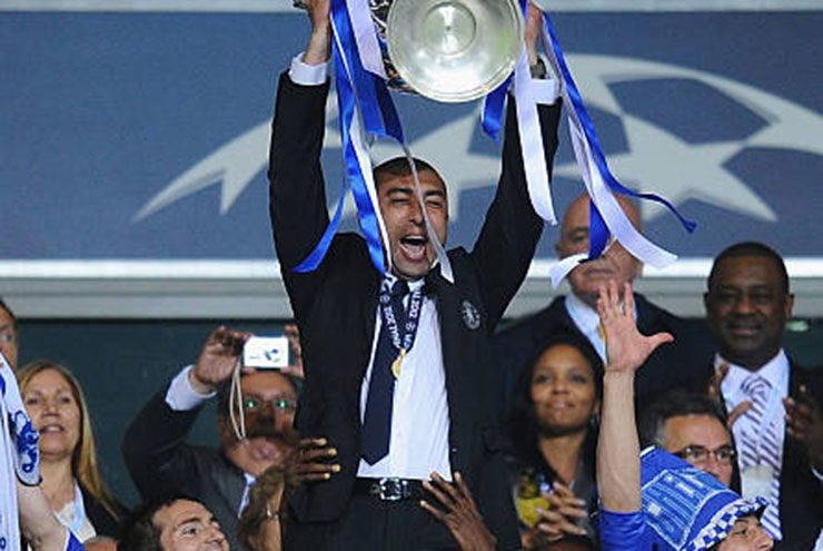Roberto Di Matteo giương cao cúp vô địch Champions League đầu tiên trong lịch sử Chelsea