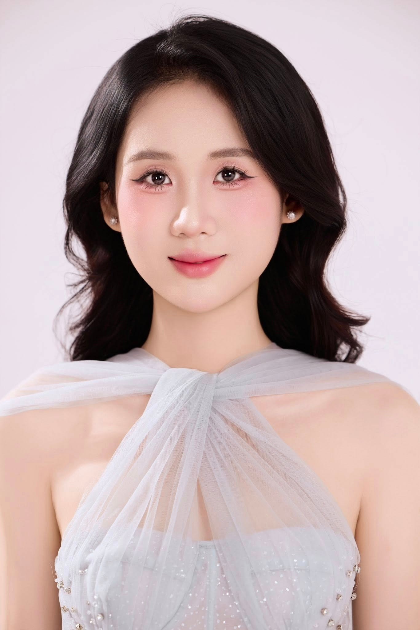 Thí sinh Trương Tâm Như (SBD 014) là Hoa khôi trường Đại học FPT Đà Nẵng 2024. Cô sinh năm 2005, đến từ Huế. Cô từng giành học bổng 30% cho cả ba năm học tại Đại học FPT Đà Nẵng, là founder dự án English Makes Life – Tiếng Anh cho Em. Người đẹp có khả năng nói tiếng Anh trôi chảy.