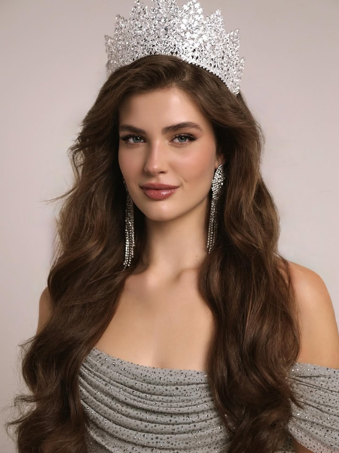 Đại diện Nga - Varvara Yakovenko đang được nhiều chuyên trang nhận định là thí sinh sáng giá cho vương miện. Cô 18 tuổi, có gương mặt ngọt ngào. Cô đam mê tập yoga và Pilates, khiêu vũ, biểu diễn đàn hạc và luyện thanh. Người đẹp cũng thích các hoạt động kết nối với thiên nhiên qua những chuyến đi bộ dài.