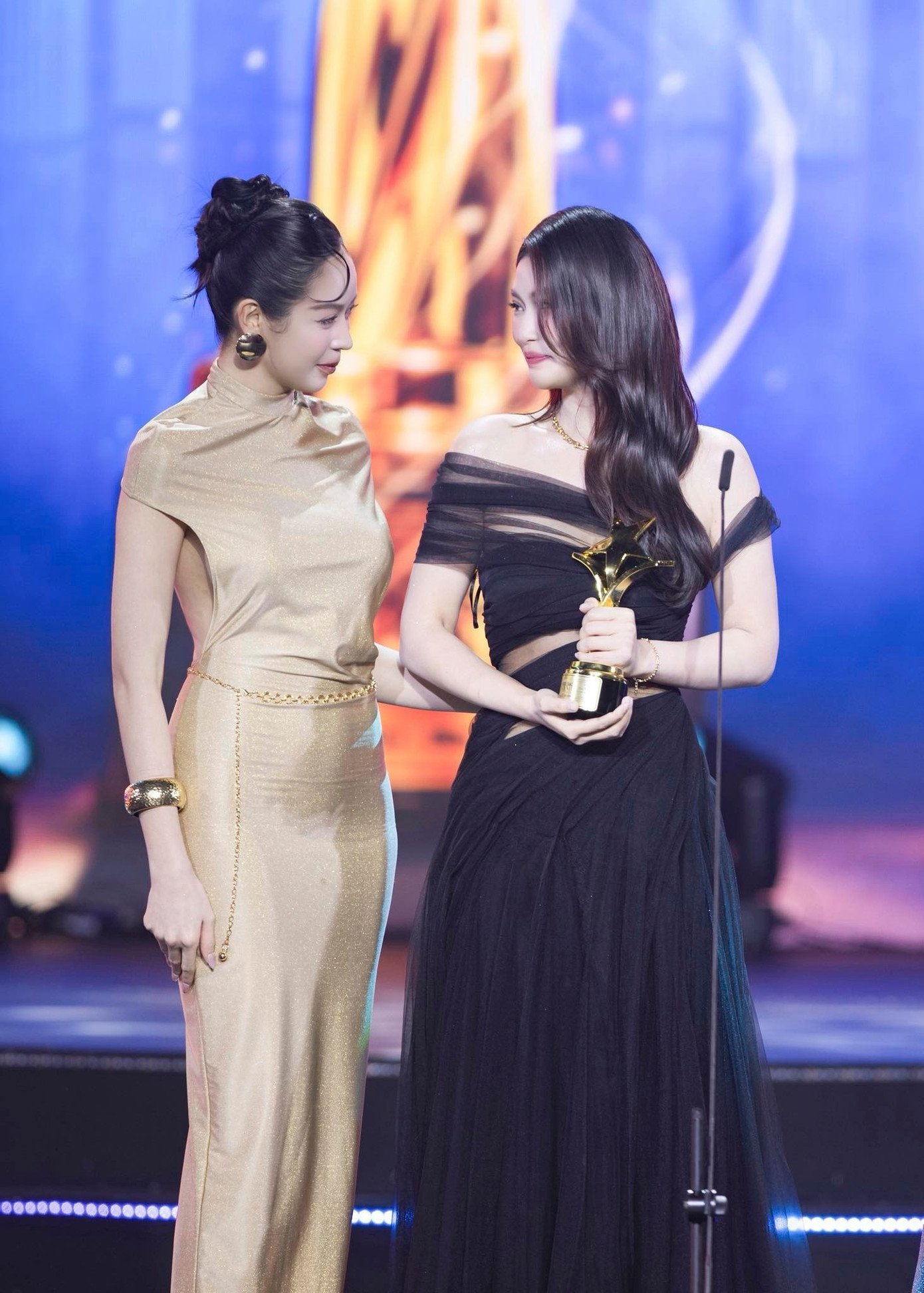 Hoa hậu Thanh Thủy biến hóa đa phong cách tại các sự kiện đầu năm mới 2026 - 12