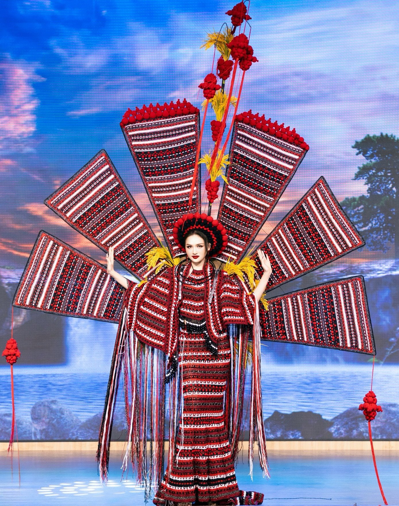 Á hậu Thu Ngân mang trang phục đan từ sợi tái chế đến Miss Intercontinental 2026 - 2