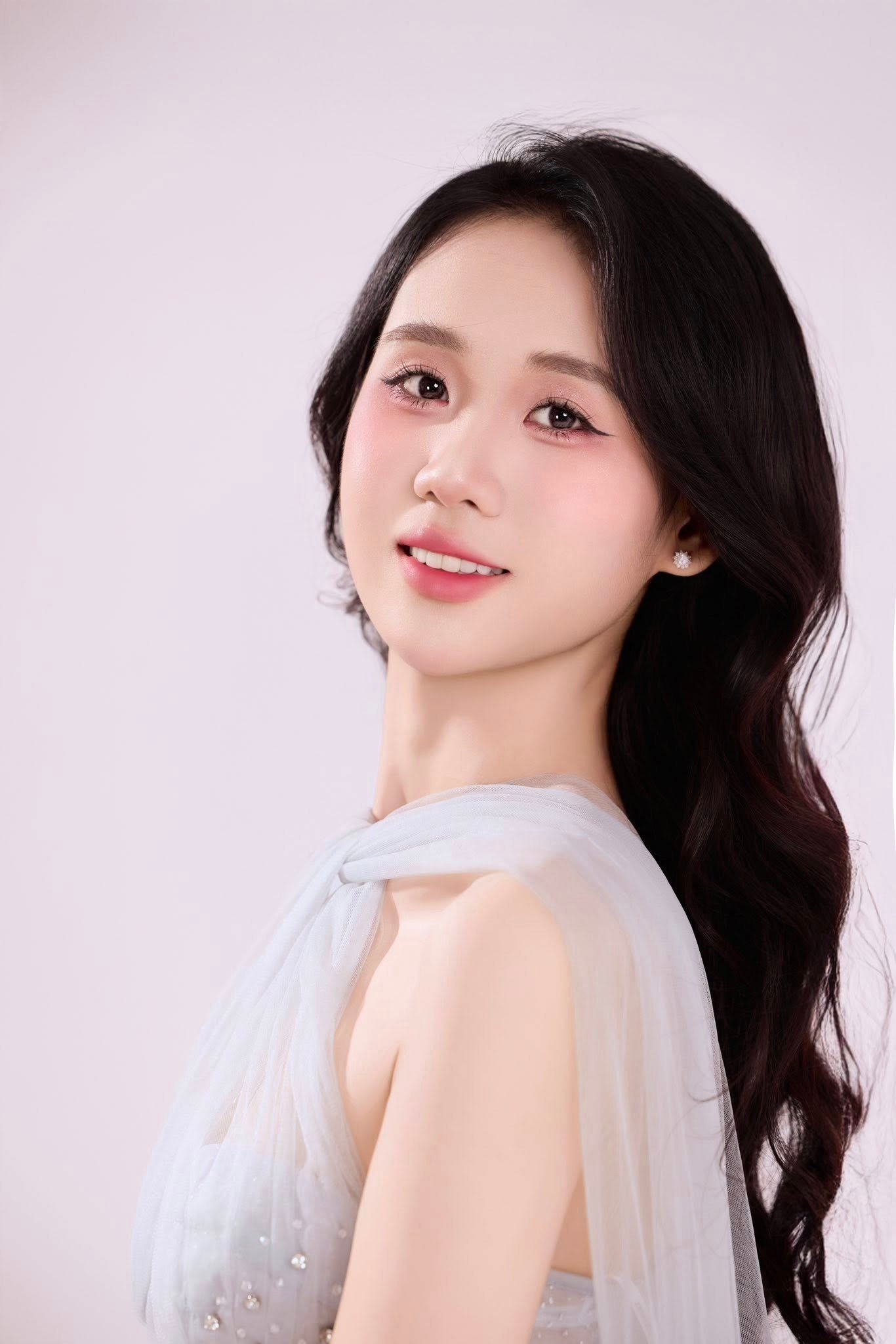 Thí sinh Trương Tâm Như (SBD 014) là Hoa khôi trường Đại học FPT Đà Nẵng 2024. Cô sinh năm 2005, đến từ Huế. Cô từng giành học bổng 30% cho cả ba năm học tại Đại học FPT Đà Nẵng, là founder dự án English Makes Life – Tiếng Anh cho Em. Người đẹp có khả năng nói tiếng Anh trôi chảy.