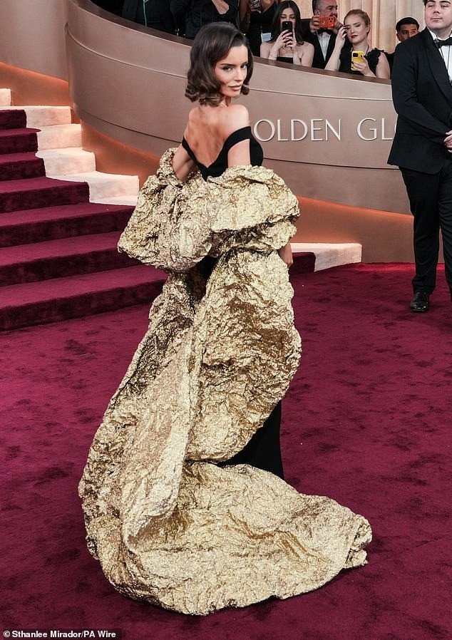 Điểm trừ trong trang phục của ngôi sao truyền hình thực tế Anh Maura Higgins là chiếc áo choàng vàng nhăn nhúm. Ảnh: Getty Images/PA.