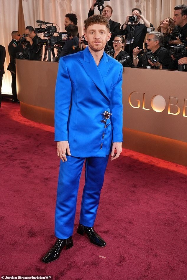 Màu sắc nổi bật chưa chắc giúp nghệ sĩ tạo điểm nhấn. Haley Kalil (trái) và Chris Perfetti đều trở nên sến súa và lạc quẻ. Ảnh: AP.