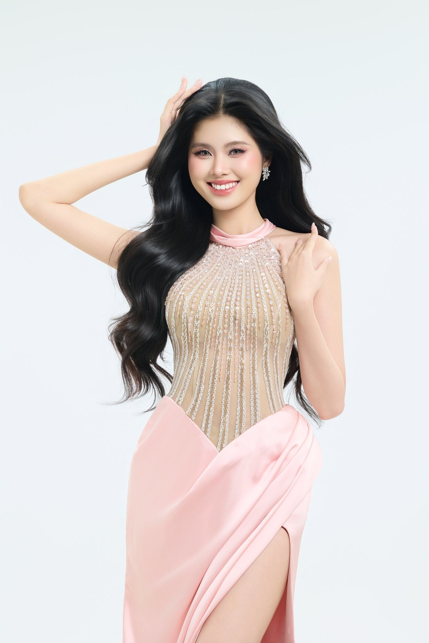 Thí sinh Võ Đoàn Bảo Hà (SBD 015) là Hoa khôi trường Đại học Quốc tế 2023. Cô tốt nghiệp chuyên ngành Logistics và Quản lý Chuỗi cung ứng của Đại học Quốc tế (Đại học Quốc gia TPHCM). Người đẹp có gương mặt được khen trong trẻo như nàng thơ.