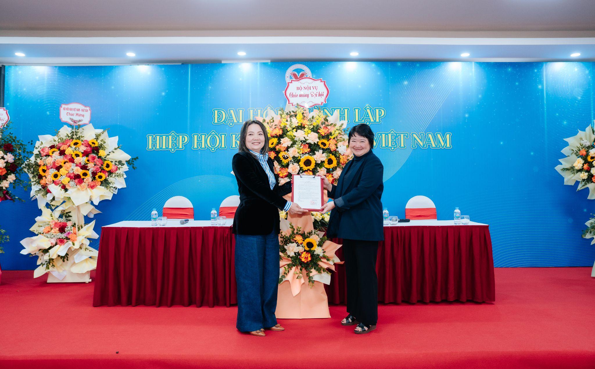 Đại diện Bộ Nội vụ trao Quyết định thành lập Hiệp hội cho Bà Đặng Thanh Tú