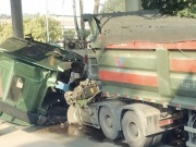 Xe đầu kéo lao vào trạm thu phí ở Lạng Sơn