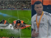 Mbappe bị tố chơi xấu không xếp hàng vinh danh Barca, Real được thiên vị vẫn thua