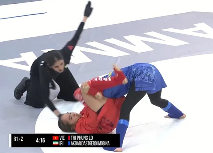 Kỹ thuật khóa siết thượng thừa của Lò Thị Phung