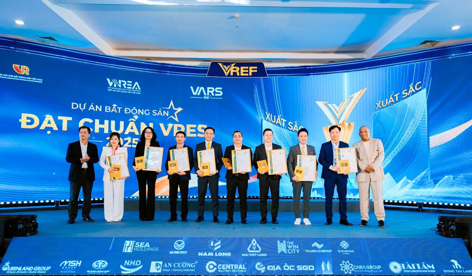 Đại diện các doanh nghiệp có dự án được vinh danh đạt chuẩn VRES 2025 - hạng mục xuất sắc tại VREF 2026.