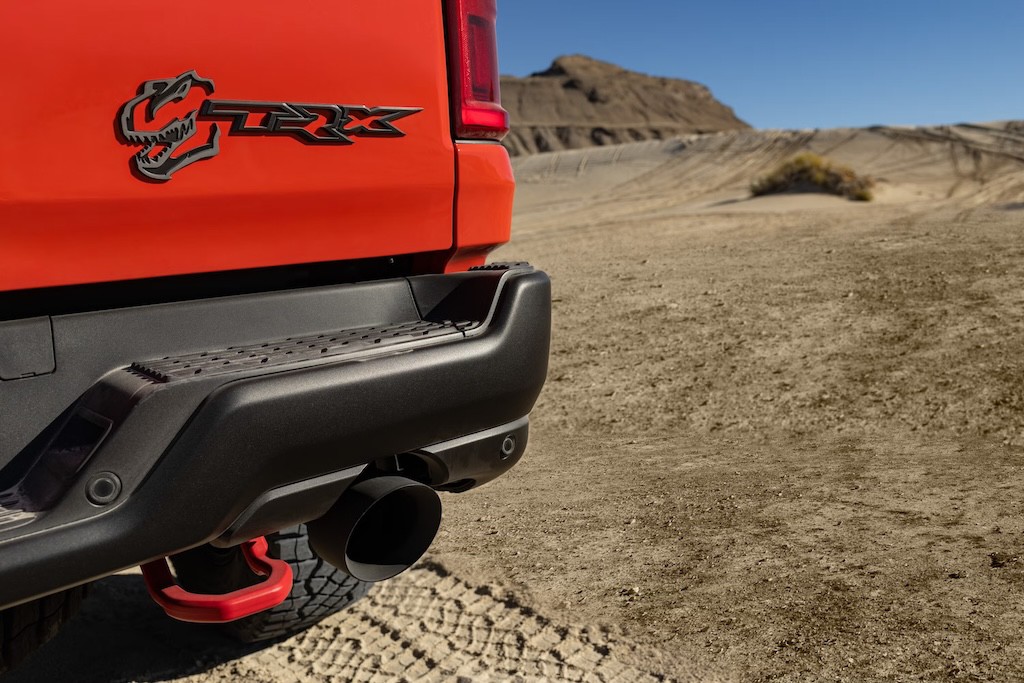 Logo TRX xuất hiện phía sau xe.
