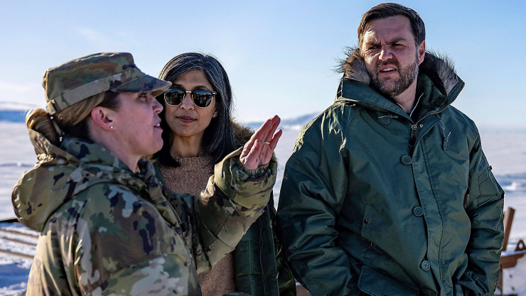 Phó Tổng thống Mỹ JD Vance và Phu nhân trong chuyến thăm căn cứ quân sự Mỹ ở Greenland tháng 3/2025. (Ảnh: AP)