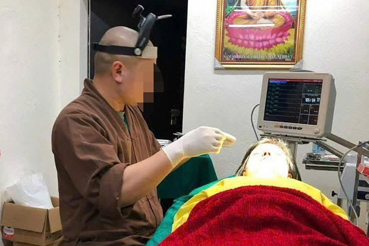 Hình ảnh trụ trì của Cẩm La nâng mũi cho người dân được phát tán trên mạng xã hội. Ảnh: Đ.X