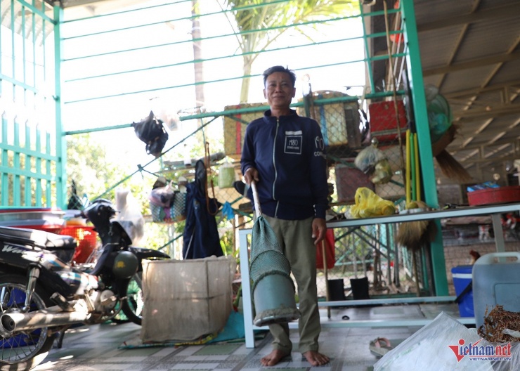 "Thợ săn" Võ Bé Hoàng giới thiệu về dụng cụ bắt nhái