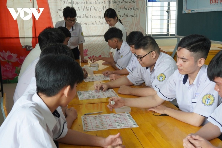 Học viên của trung tâm tham gia hoạt động chơi cờ trong giờ ra chơi&nbsp;