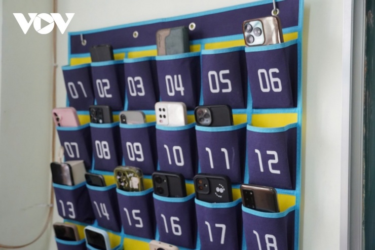 Giá đựng điện thoại trong lớp học của học viên trung tâm&nbsp;&nbsp;Giáo dục nghề nghiệp – Giáo dục thường xuyên Quận 6