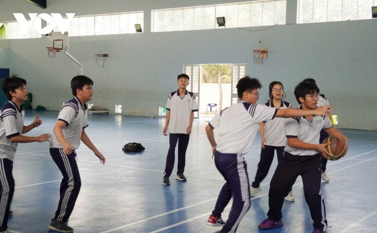 Học sinh THCS Nguyễn Văn Luông hoạt động thể chất