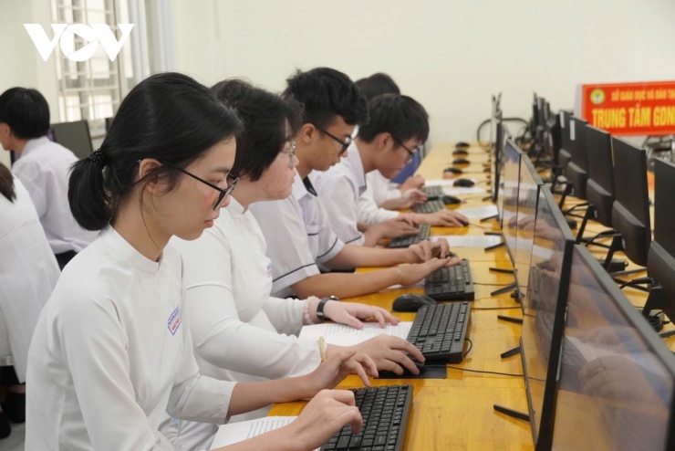 Học viên trong giờ ra chơi học tập tại phòng máy tính
